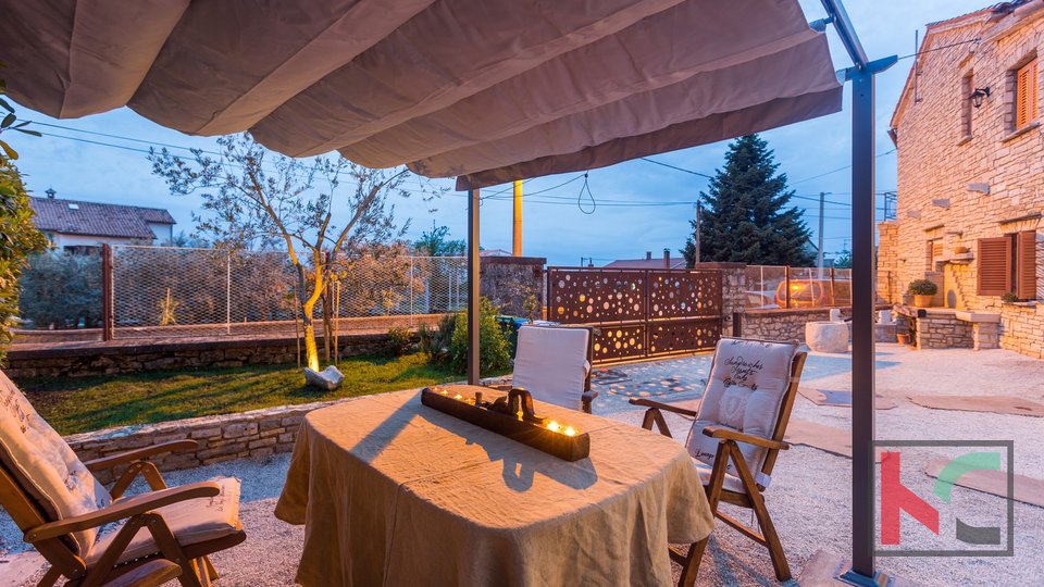 Istra, Poreč, Kaštelir, obiteljska kamena kuća sa djelomičnim pogledom na more od 228m2 #prodaja