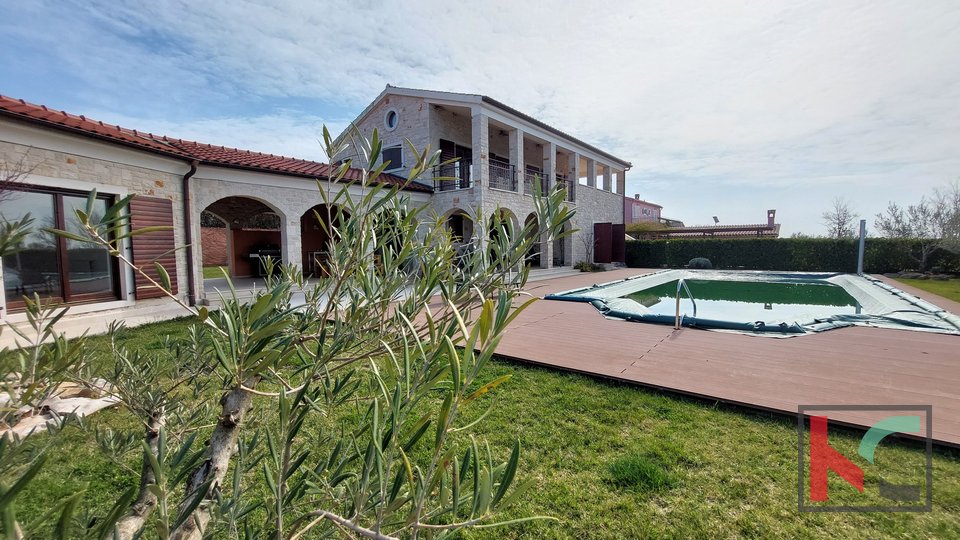 Istra, Tinjan, luksuzna kamnita vila z bazenom na urejenem vrtu, pogled na naravo #prodaja