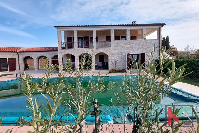 Istra, Tinjan, luksuzna kamena vila sa bazenom na uređenoj okućnici, pogled na prirodu #prodaja