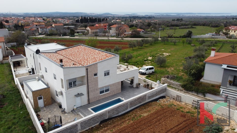 Luxury villa with a pool and a view of the sea and the Brijuni Islands in Galižana