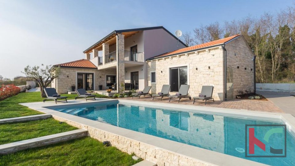 Istrien, Sveti Lovreč, Schöne Villa mit Swimmingpool auf einem großzügigen Grundstück von 1874m2