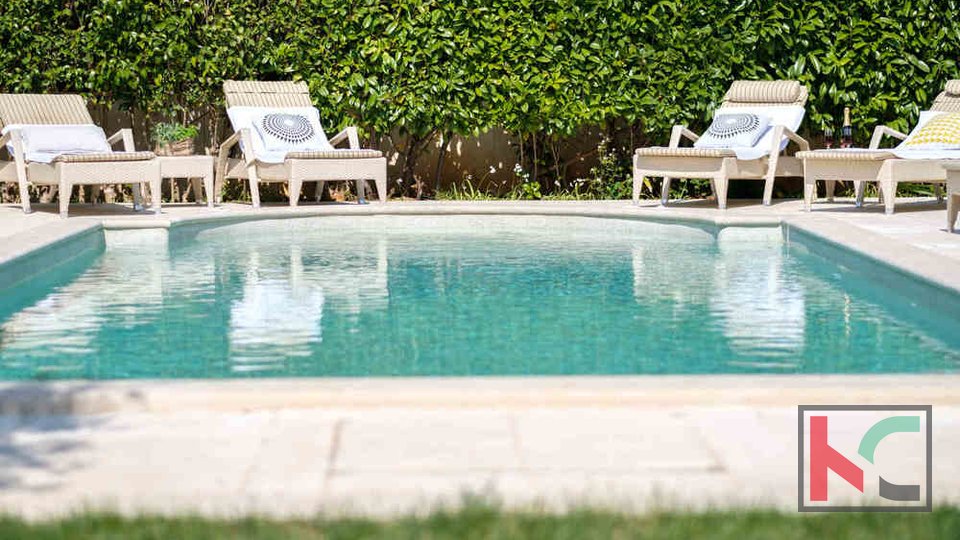 Istra, Fažana, luksuzna vila sa bazenom i uređenom okućnicom, prvi red do mora, #prodaja