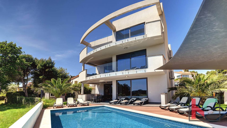 Istra, Premantura, kuća sa bazenom i 3 stambene jedinice 451,2m2 na 180m od plaže, #prodaja