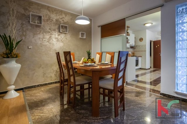Медулин, Винкуран, дом с двумя квартирами жилой площадью 210м2, 300м от моря #продажа