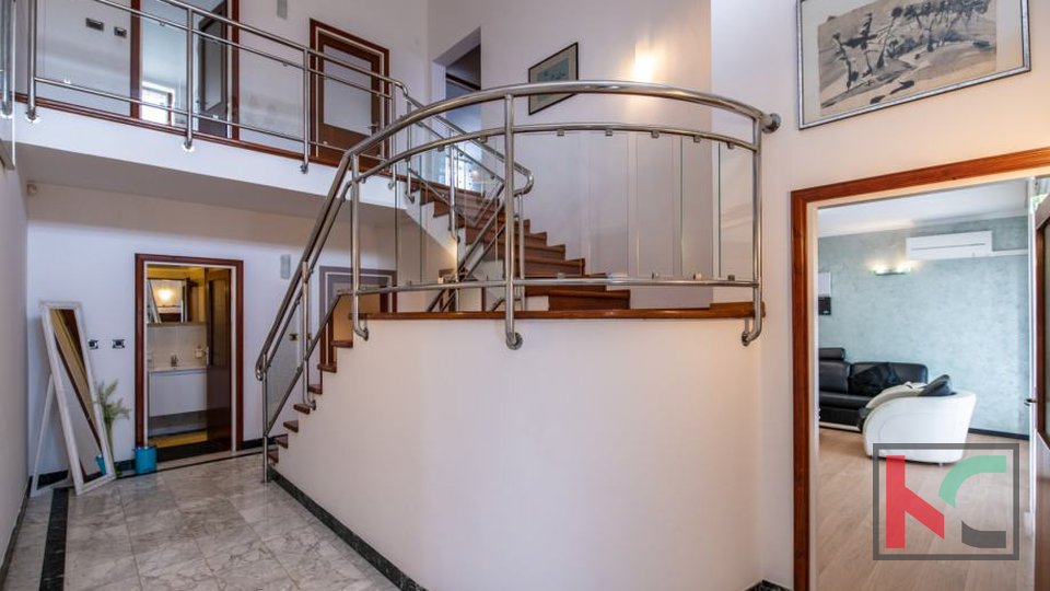 Медулин, Винкуран, дом с двумя квартирами жилой площадью 210м2, 300м от моря #продажа