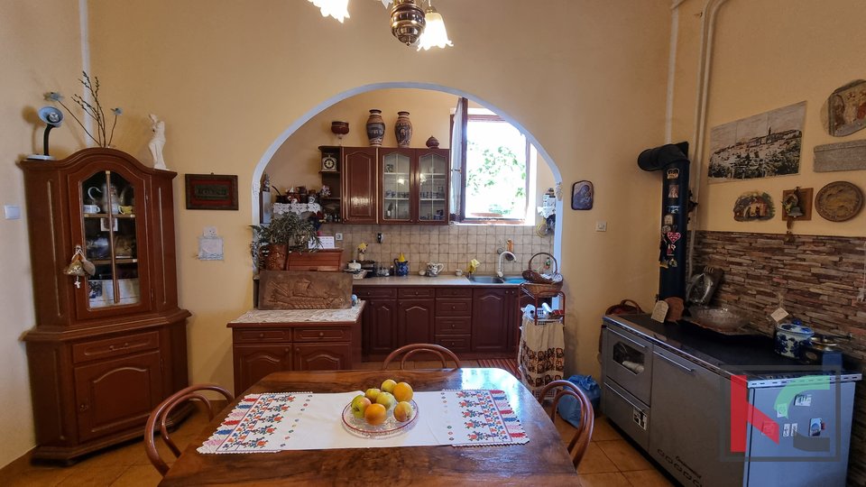 Pula, Center, apartment 154.38 m2 in the very center of the city with its own parking, #sale