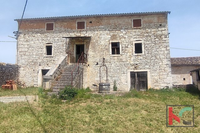 Istria, Svetvinčenat, two Istrian autochthonous stone houses with a garden, #sale