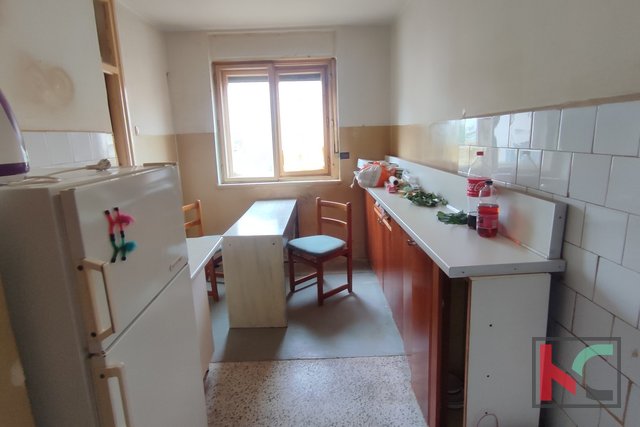 Istra, Pula, širši center, družinsko stanovanje 2SS+DB 57,31m2 v starejši novogradnji za prenovo, #prodaja