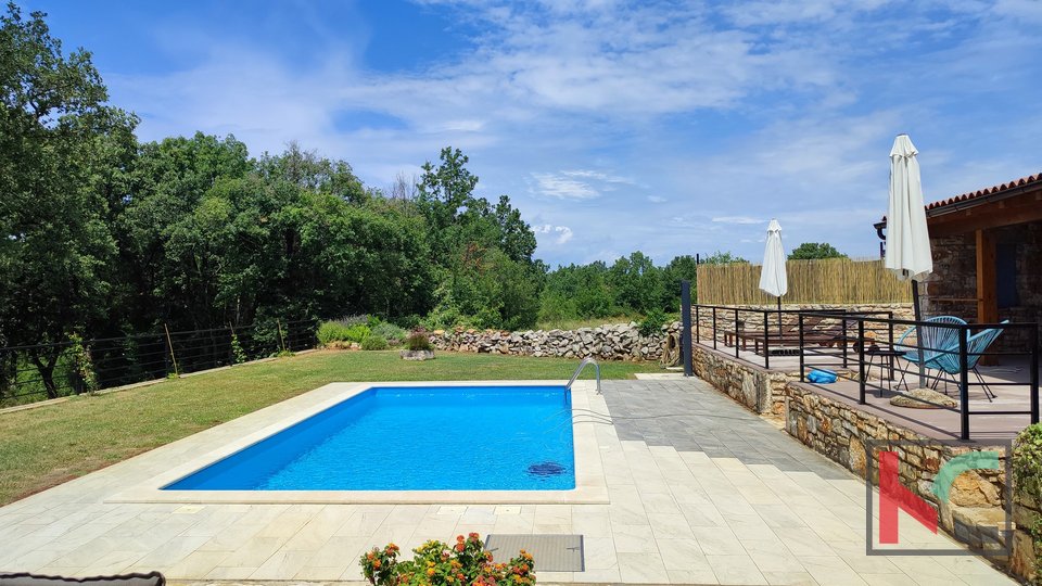 Istra, Sveti Lovreč, renovirana kamena kuća sa bazenom, kuća za obnovu na okućnici površine 9235m2, #prodaja