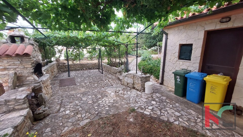 Istria, Ližnjan, well-maintained house with landscaped garden in a quiet location, partial sea view, #sale