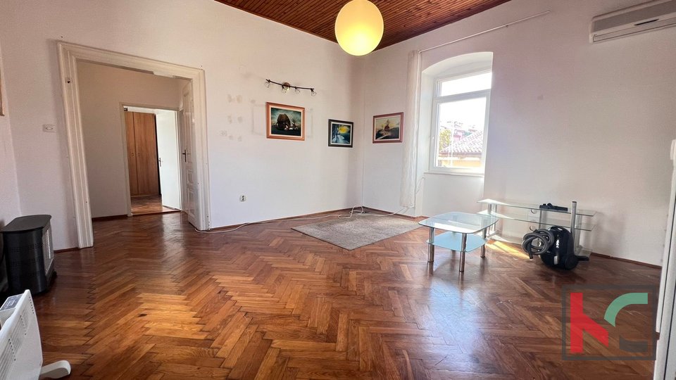 Pula, Širi centar/Vidikovac, geräumige Familienwohnung mit großem Potenzial, Garagenverkauf