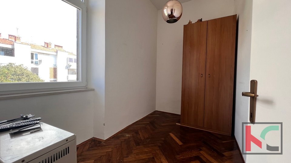Pula, Širi centar/Vidikovac, spacious family apartment with great potential, garage #sale