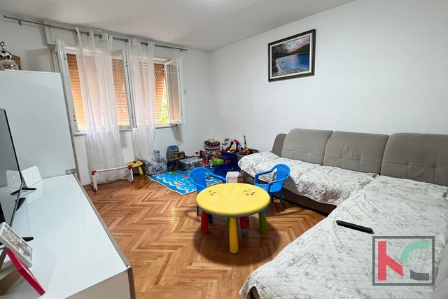 Pula, Veruda, adaptirani dvosobni stan na idealnoj lokaciji, na 1,5 katu #prodaja