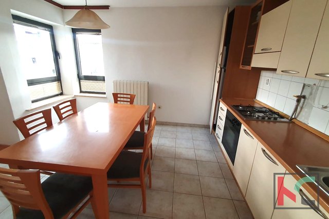 Pula, Center, large three-room apartment, 2nd floor with elevator, 76.63m2 #sale