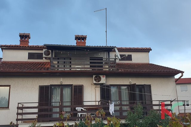 Pula, floor of a house in the wider center of the city of Pula with 6 rooms and a yard, 202m2 #sale