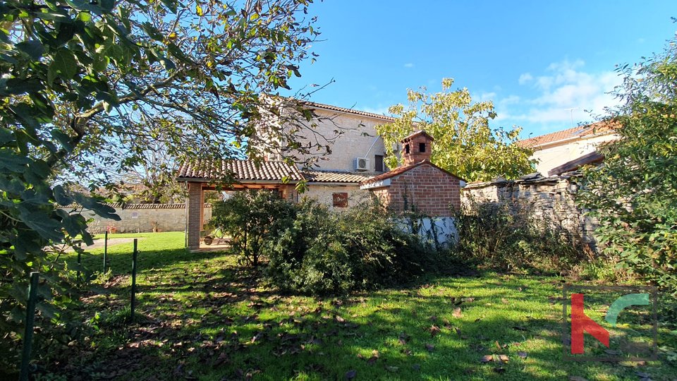 Istria, Tinjan, casa duplex di 193,47m2 con terreno urbanizzato e agricolo di 6523m2 # vendita