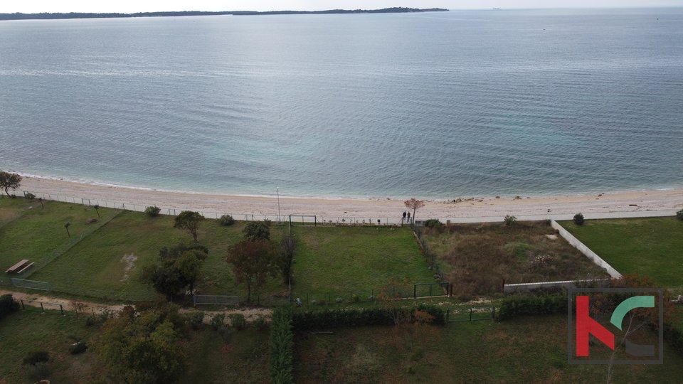 Istra, Fažana, Peroj, zemljište 439m2 prvi red do mora, #prodaja