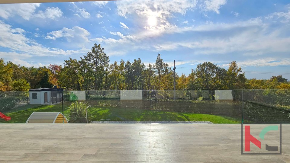 Istra, Višnjan, moderna kuća sa bazenom i uređenom okućnicom, 4SS, #prodaja