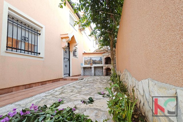 Istra, Medulin, kuća za odmor 3S+DB sa garažom, 200 metara od plaže, #prodaja