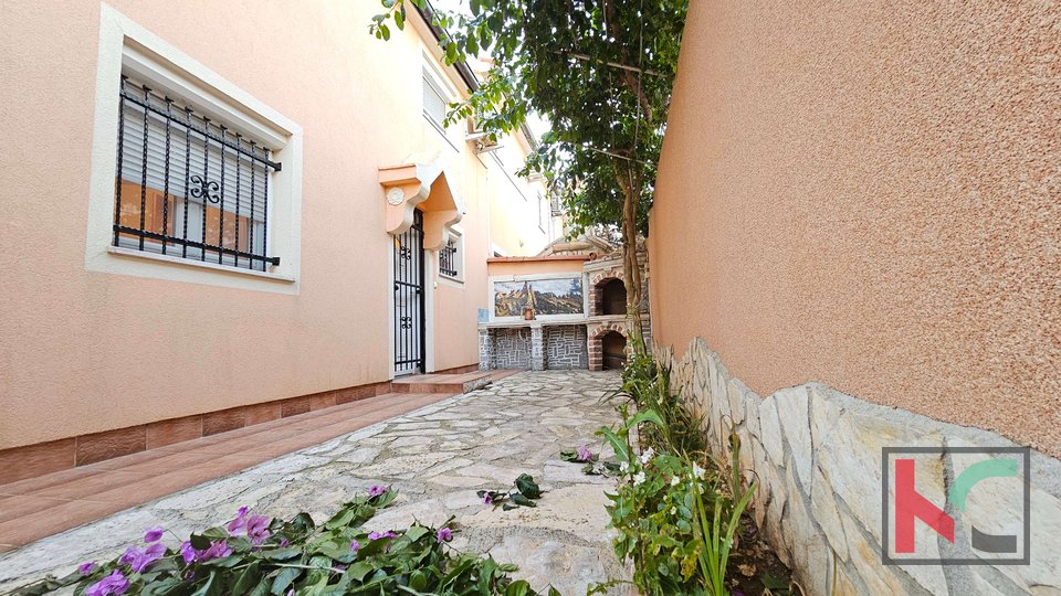 Istra, Medulin, počitniška hiša 3 spalnice + kopalnica z garažo, 200 metrov od plaže, #prodaja
