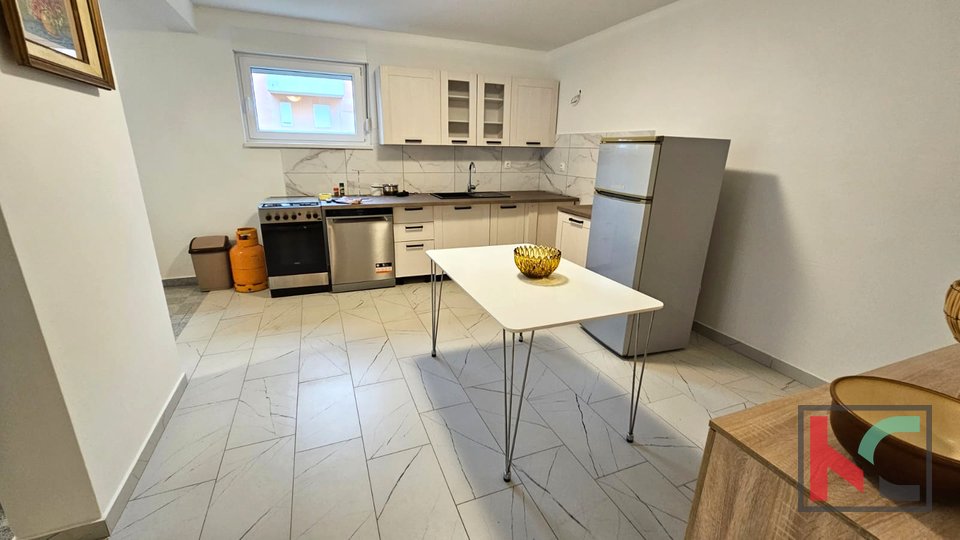 Istria, Pola, zona più ampia, appartamento 2SS+DB al piano seminterrato con ampia terrazza di 20m2 #vendita