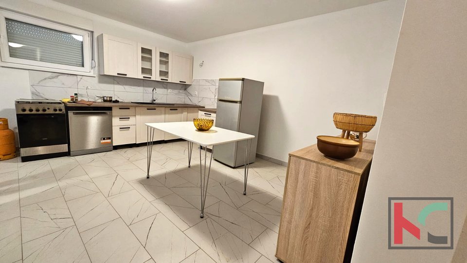 Istria, Pola, zona più ampia, appartamento 2SS+DB al piano seminterrato con ampia terrazza di 20m2 #vendita