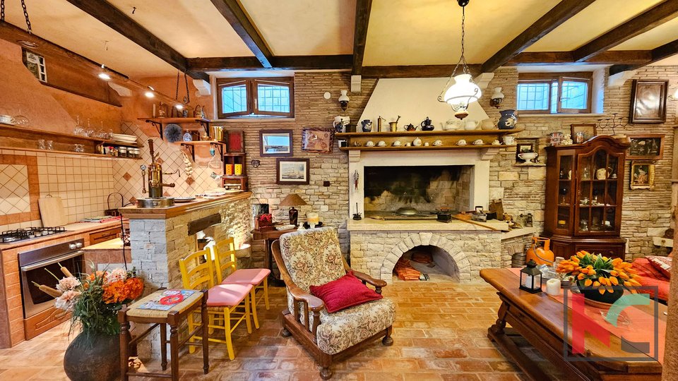 Istria, Rovigno, appartamento con taverna rustica, terrazza, 550m dalla spiaggia, #vendita