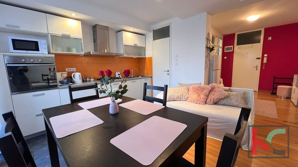 Pula, renovated three-room apartment on the second floor, 2 bedrooms , #sale