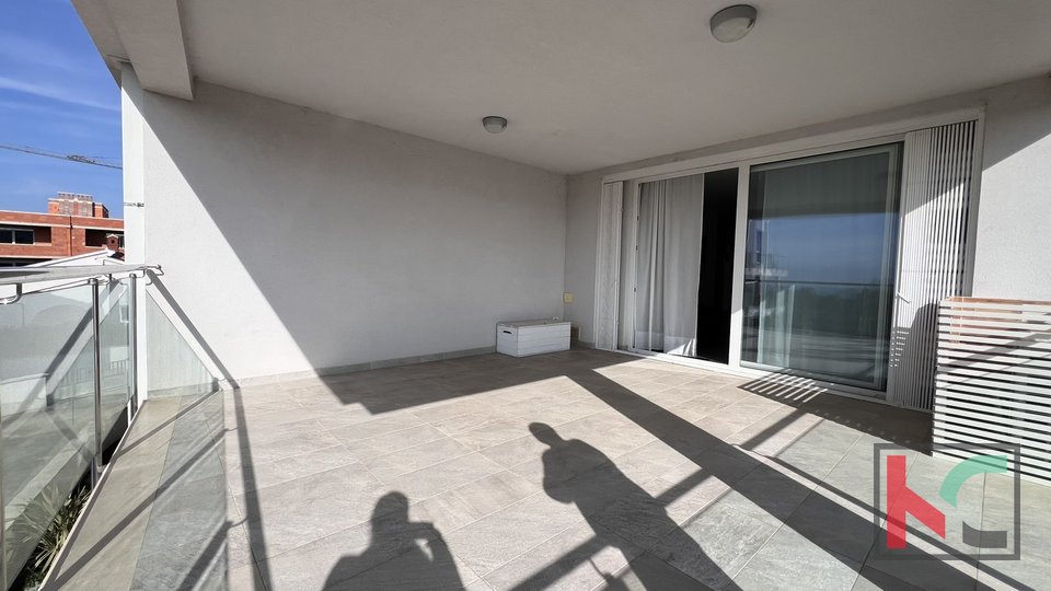 Истрия, Перой, просторная трехкомнатная квартира с большой террасой и видом на море #продажа
