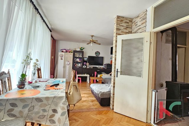 Истрия, Ровинь, просторная двухкомнатная квартира с балконом, садом и парковочным местом 82м2 #продажа