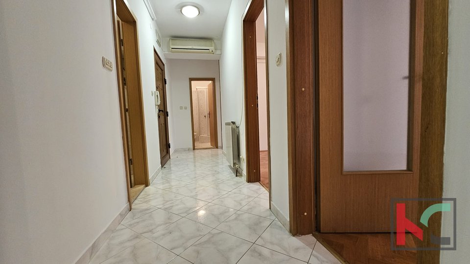 Istria, Pola, ampio centro, appartamento in ottima posizione, ascensore, 2 camere da letto, 2 bagni, balcone, #in vendita