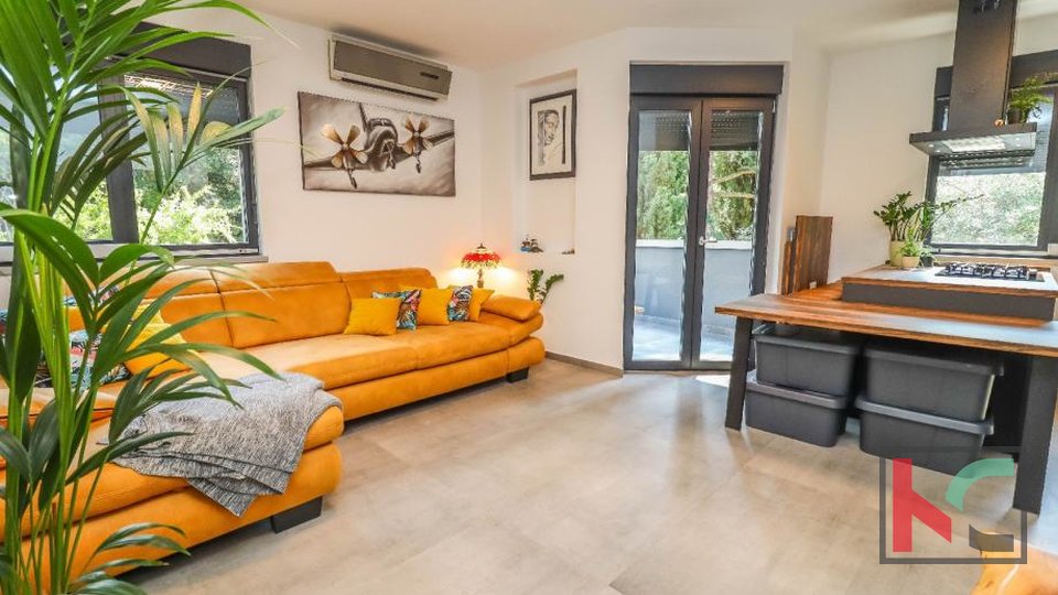 Istria, Rovigno, appartamento su due piani con posto auto, 91m2 # in vendita