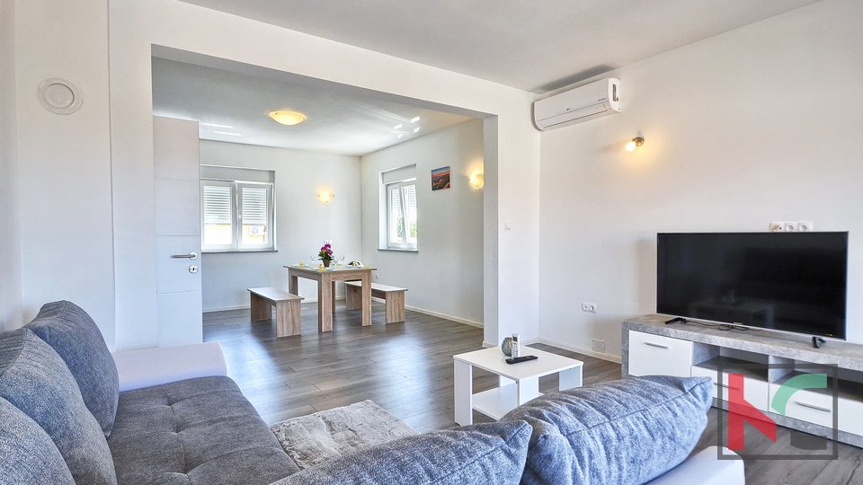 Liznjan, villa con due ampi appartamenti con una superficie abitabile totale di 326,50 m2 #vendita