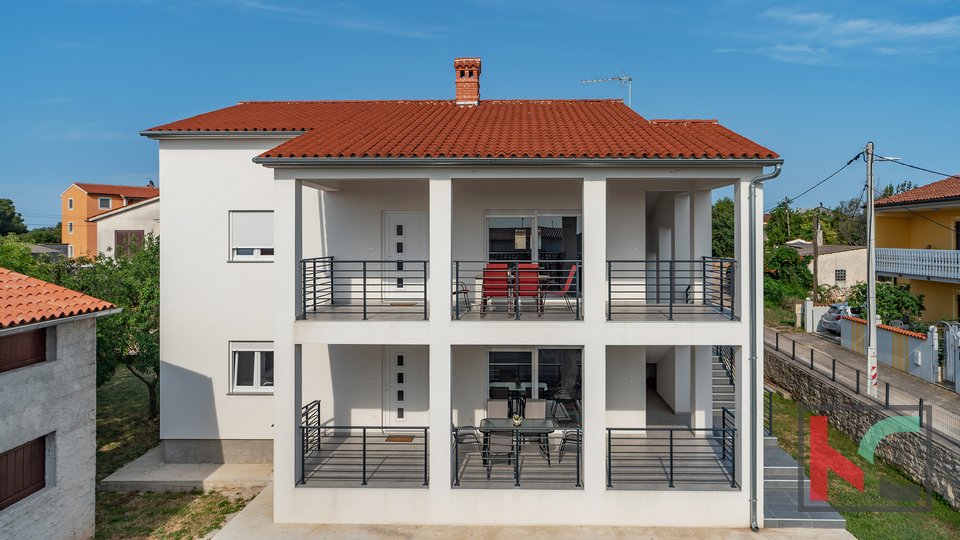 Ližnjan, villa sa dva velika stana ukupne stambene površine od 326,50m2 #prodaja