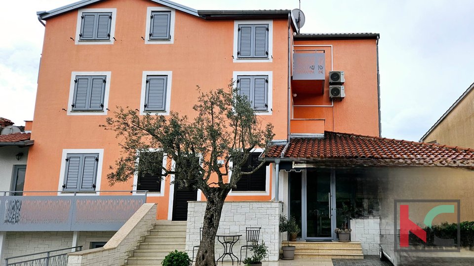 Istria, Rovigno, casa con 10 camere. 3 appartamenti e un ristorante con vista sul centro storico #vendita