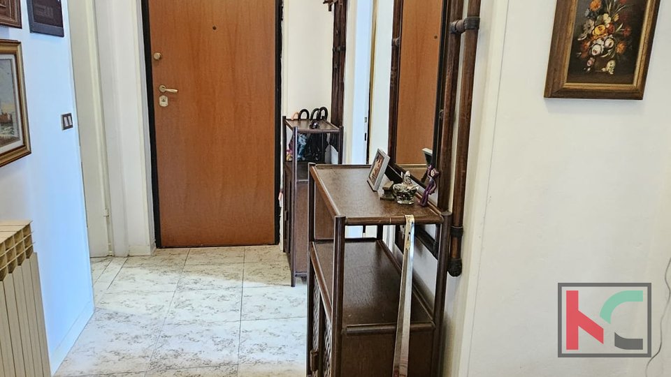 Ровинь, трехкомнатная квартира в отличном месте с гаражом, принадлежащим #prodaja.