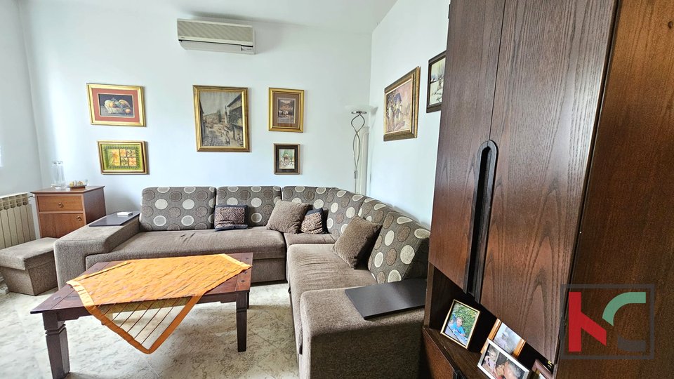 Ровинь, трехкомнатная квартира в отличном месте с гаражом, принадлежащим #prodaja.