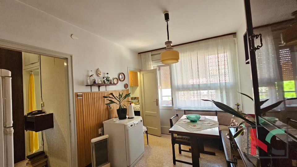 Istria, Pola, appartamento 61,02 m2, vicino al mercato cittadino, balcone #vendita
