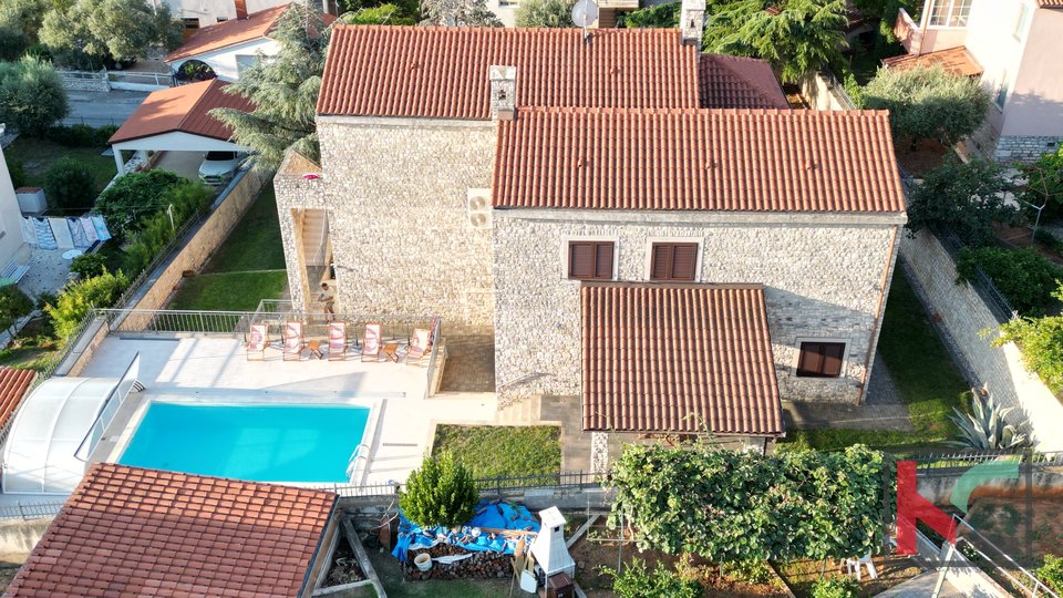 Pula, villa in pietra con bellissimo cortile e piscina, #vendita