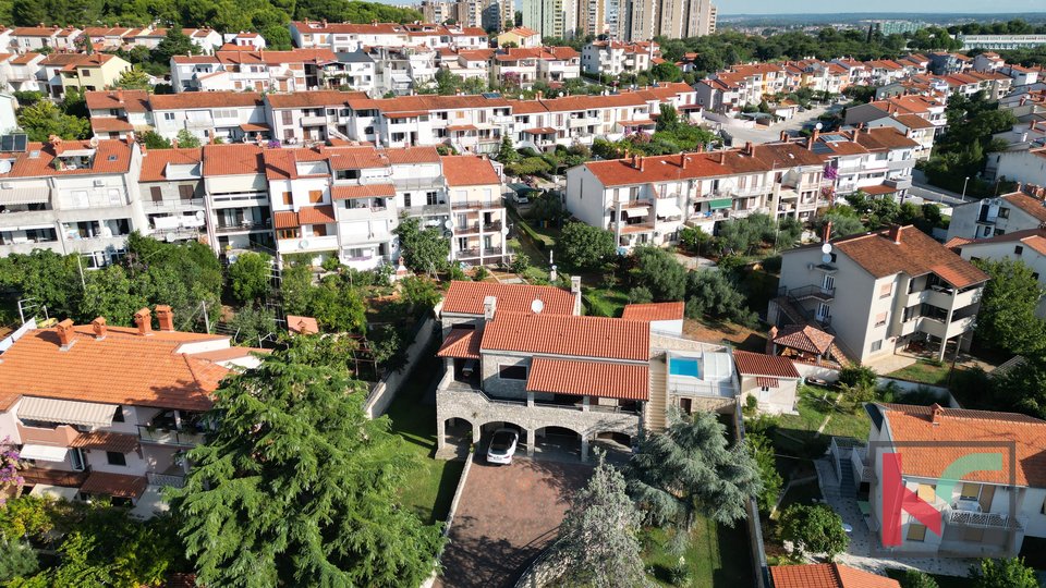 Pula, villa in pietra con bellissimo cortile e piscina, #vendita