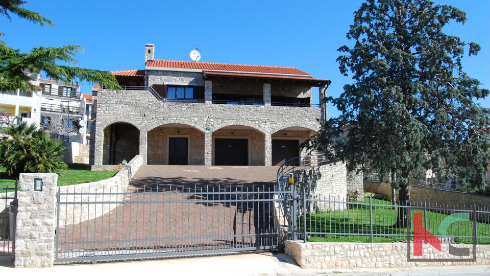 Pula, villa in pietra con bellissimo cortile e piscina, #vendita