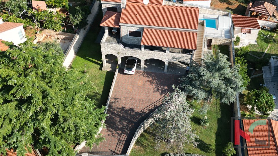 Pula, villa in pietra con bellissimo cortile e piscina, #vendita