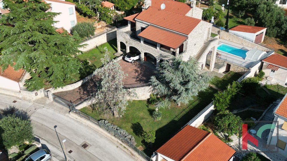 Pula, villa in pietra con bellissimo cortile e piscina, #vendita