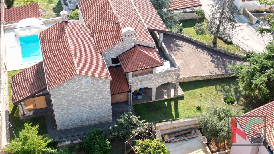 Pula, villa in pietra con bellissimo cortile e piscina, #vendita