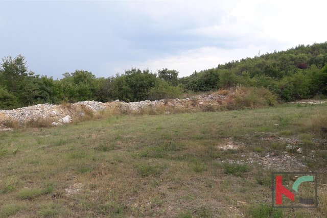 Rovinjsko Selo, nedokončano hišo 450m2, vrt 3521m2