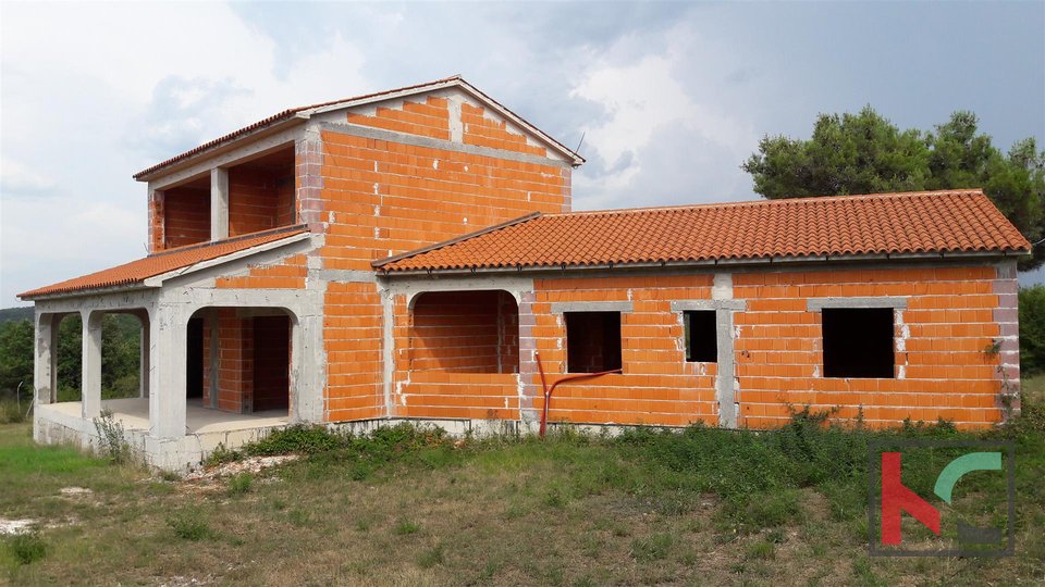 Rovinjsko Selo, недостроенный дом 450m2, сад 3521m2