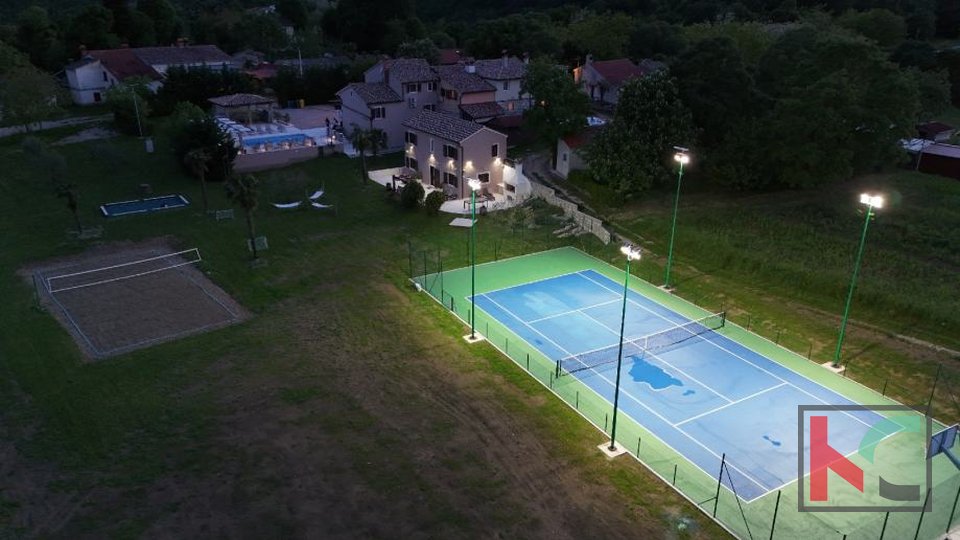 Pićan, 3 vile sa bazenom i teniskim terenom na okućnici od 5000m2  #prodaja