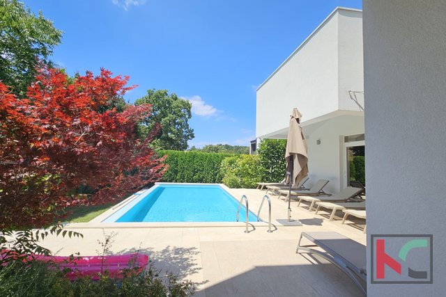 Istra, Žminj, moderna vila sa unutarnjim i vanjskim bazenom od 350m2 #prodaja