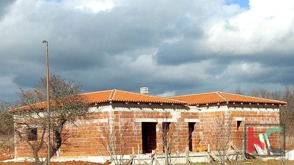 Istria, Barbana, proprietà con casa Rohbau e permesso di costruire su un terreno di 14050m2 #vendita