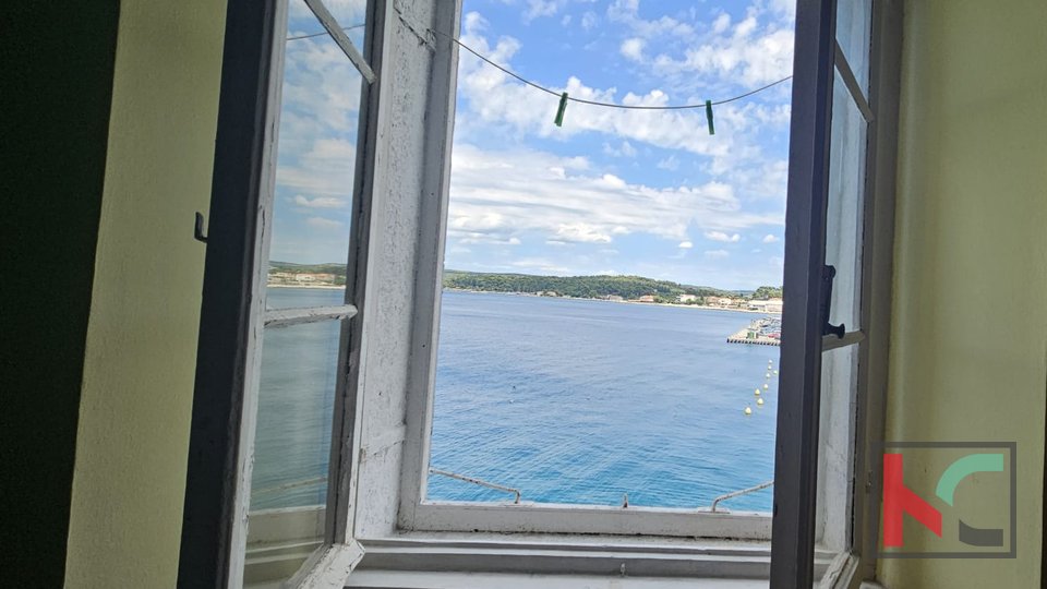 Rovinj, eine Wohnung in perfekter Lage direkt am Meer mit Meerblick #Verkauf